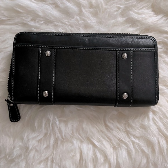 Coach zip-around leather wallet black plum purple with silver hardware buckles - Picture 2 of 3